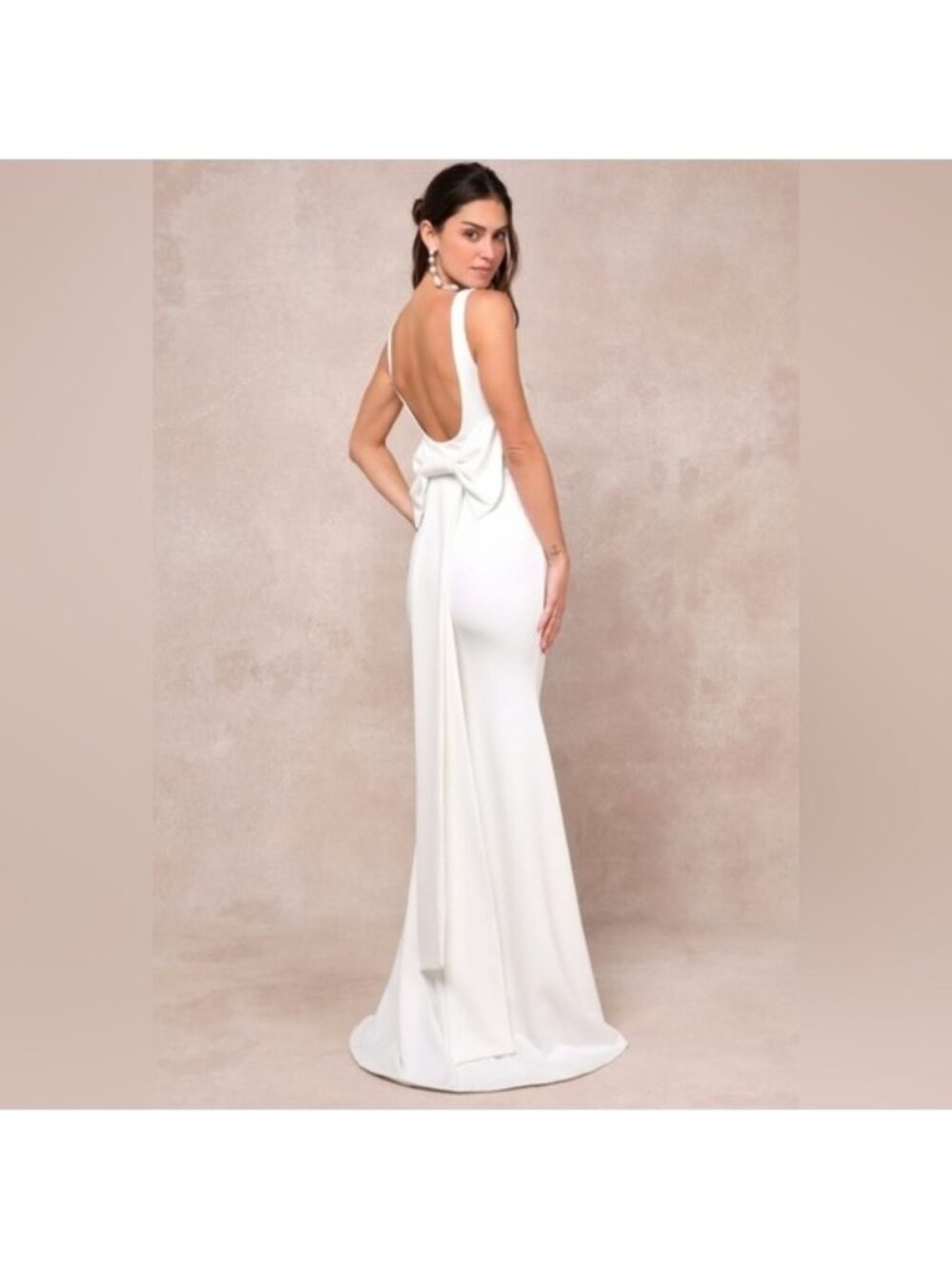 Lulu's Ivory Open-Back Bow-Back Wedding Gown